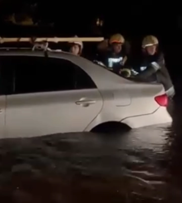 В Одессе из-за рекордного количества осадков спасатели вызволяли из воды автомобили и автобусы, видео