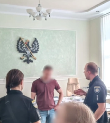 Махинации с землей: полиция рассказала детали обысков в горсовете Чернигова