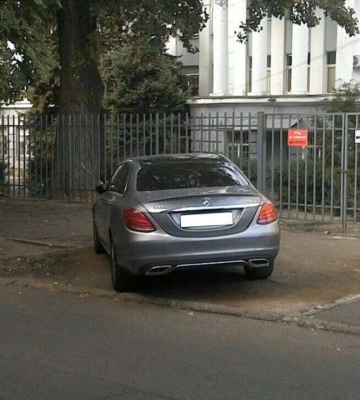 Черговий автохам у Дніпрі заблокував вʼїзд до навчального закладу та залишився без авто