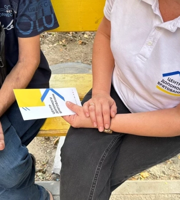 Полтавцям поблизу місця трагедії продовжують надавати консультації й психологічну допомогу