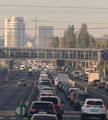 У Дніпрі в напрямку Центрального мосту  утворився величезний затор