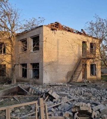Зранку окупанти завдали авіаударів по Херсонщині: атакували дитячий садок, Пункт Незламності, автобус та житлові будинки. ФОТОрепортаж