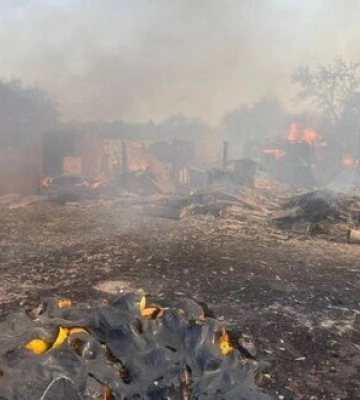 73 вибухи пролунало за добу на прикордонні Чернігівщини, ще 10 - вночі та зранку на Сумщині: двоє постраждалих, горіли будинки, знищено ферму. ФОТОрепортаж