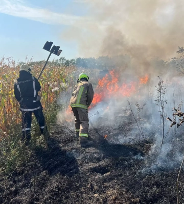 Закарпатські рятувальники 34 рази за добу виїжджали на виклики про пожежі