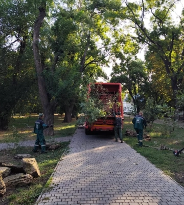 Комунальні служби продовжують наводити лад в Одесі після негоди