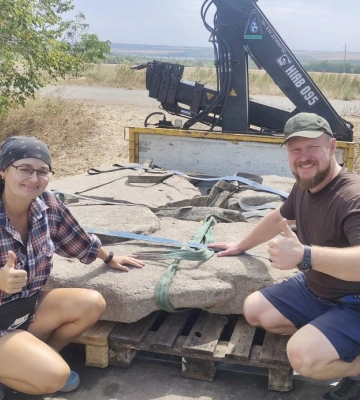 До Дніпра із зони бойових дій евакуювали унікальні «кам’яні баби»