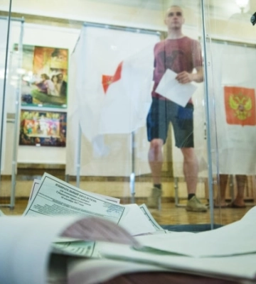 В Севастополе установили бетонные укрытия у избирательных участков на стартовавших незаконных российских выборах