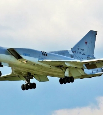 Два бомбардувальники Ту-22М3 рухаються до Криму через Чорне море