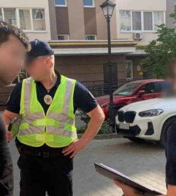 У Києві викрили адміністраторів сервісних центрів МВС, які переоформлювали авто без сплати штрафів