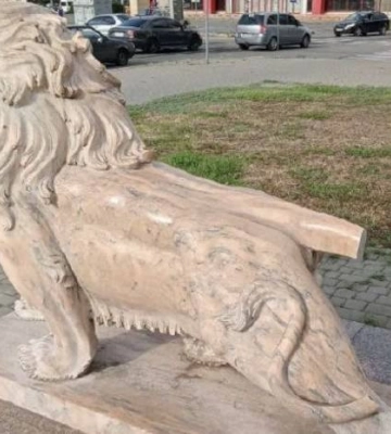 У Миколаєві вандали пошкодили статую мармурового лева