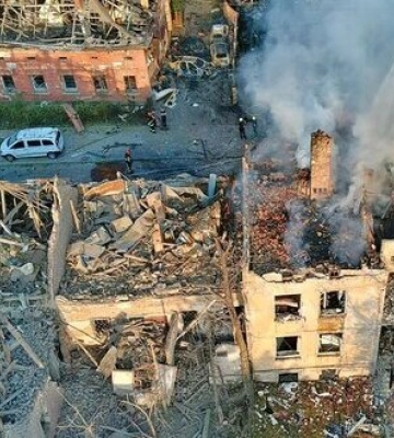У Львові рятувальники розбирають завали після обстрілу РФ, вдалося врятувати 12 осіб, - Клименко. ФОТОрепортаж