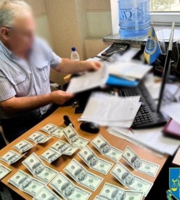 У Києві затримали проректора приватного вишу, який вимагав від абітурієнта 2 тисячі доларів за вступ
