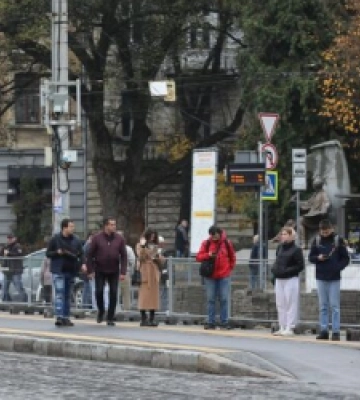 У Львові з понеділка ремонтуватимуть тротуар і зупинку на вул. Університетській