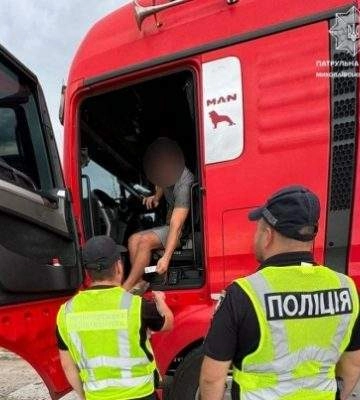 Миколаївська поліція затримала вантажівку з прихованими номерами