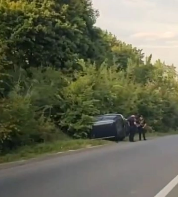 Одна автівка перекинулась на бік, інша – в кюветі: на Волині між двома містами сталася ДТП