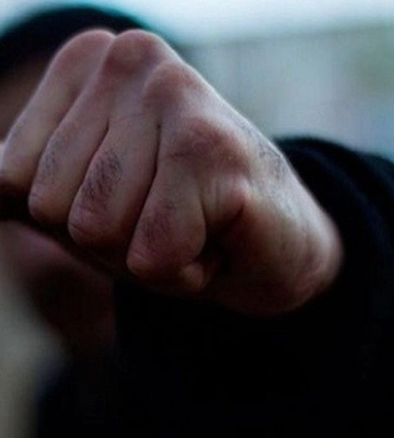 За 20 ударів – 20 тисяч компенсації: на Волині пенсіонер побив вчительку, коли забирав курку