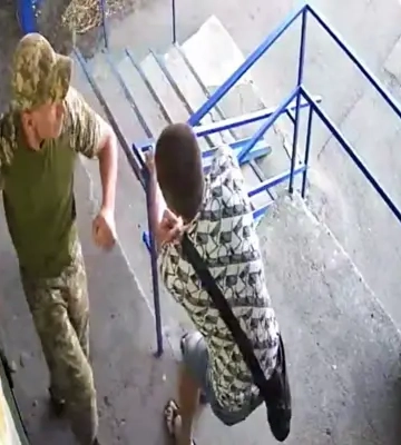 В Харьковском ТЦК отреагировали на видео с избиением мужчины их сотрудником
