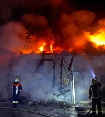 У Коломиї ліквідували масштабну пожежу на території складу магазину (ФОТО)