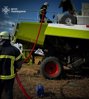 На Львівщині горів комбайн