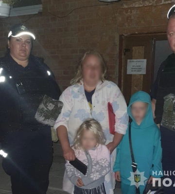 Під вогнем: правоохоронці Сумщини евакуювали жінку з дітьми з-під обстрілів