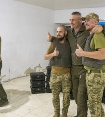 Кличко отвез нескольким бригадам на передовую более тысячи дронов от громады Киева