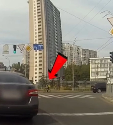 В Киеве наказали курьера на велосипеде, который проехал перекресток на красный сигнал светофора — видео