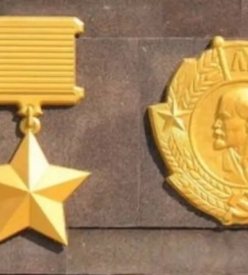 Демонтаж ордена Леніна та медалі "Золота зірка" в Одесі: на трьох людей склали адмінпротоколи