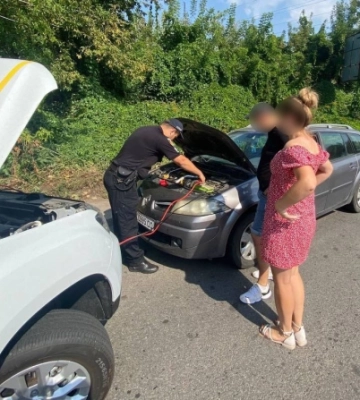 У Рівному поліцейські допомогли водійці: в авто розрядився акумулятор