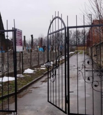 У Луцькому районі п’яний водій в’їхав у паркан кладовища і втік: як покарали