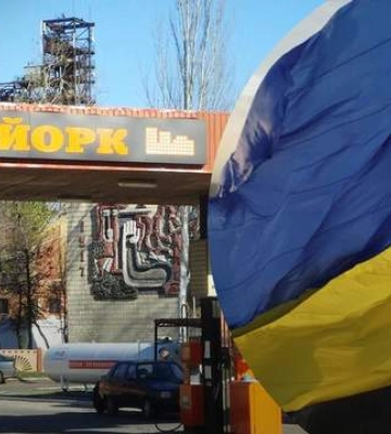 Опровергли ложь об оккупации: в центре Нью-Йорка в Донецкой области взвился флаг Украины