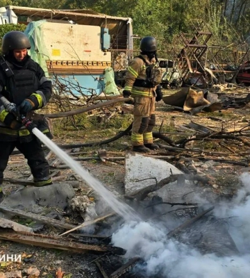 Внаслідок авіаудару рф на Харківщині стало декілька пожеж: рятувальники показали наслідки