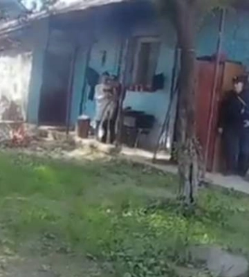 Встиг підпалити дитячий візочок: поліцейський отримав опіки, коли рятував дитину від батька