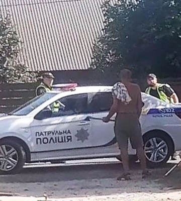 На Волині чоловік кидався на патрульних із сокирою та лопатою