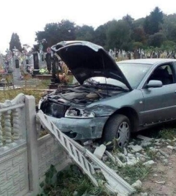 У Луцькому районі п’яний водій в’їхав у паркан кладовища і втік: як покарали