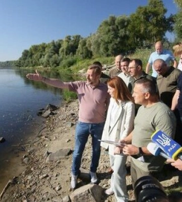 Забруднення води у Десні: Міндовкілля заявило про сповільнення руху плями у межах Чернігова