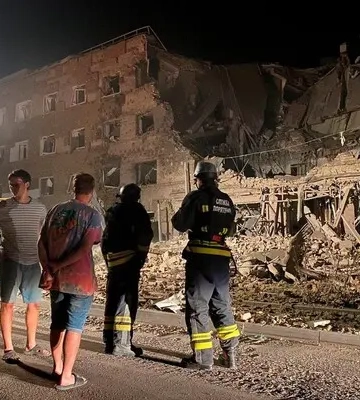 Вдаривши КАБами, росіяни зруйнували готель на Донеччині, рятувальники шукають людей під завалами