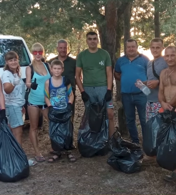 У селі на Волині заробляють гроші на смітті