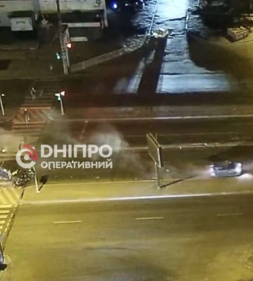 &quot;Mercedes&quot; перетворився на купу металу: у Дніпрі на Слобожанському проспекті сталася серйозна автотроща