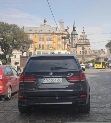 У Львові помітили автомобіль із дивним номерним знаком