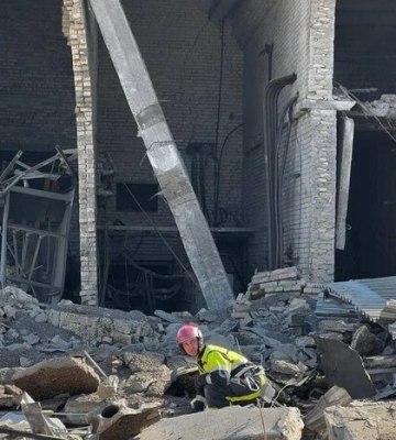 У Києві пролунав вибух: є загиблі, під завалами можуть бути люди (відео)