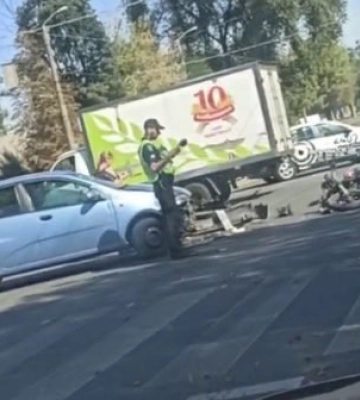 У Дніпрі Chevrolet збив мотоцикліста: водія двоколісного шпиталізували, рух ускладнено