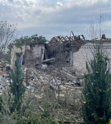 Троє жінок загинули: РФ вдарила вранці у неділю по городах у селищі на Донеччині