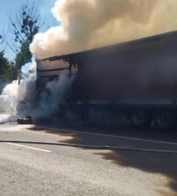 Перевозила питну воду: у Рогатинській громаді загорілася вантажівка