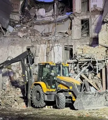 Ракетний удар по готелю в Донецькій області: з-під завалів дістали тіла волонтерів