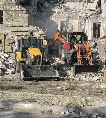 Росіяни вдарили по готелю у Миколаївці на Донеччині авіабомбами з УМПК. Двоє чоловіків загинули