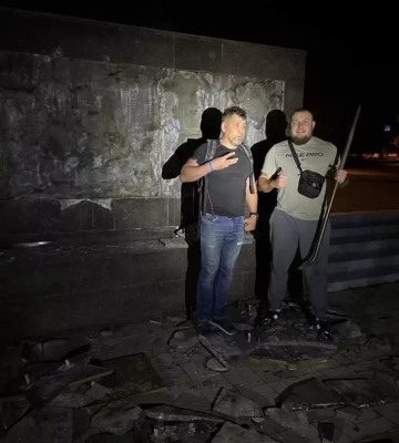 В Одесі активісти ліквідували комуністичну символіку