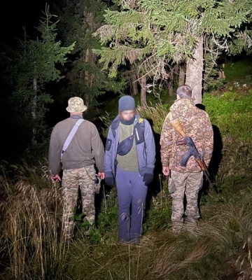 Хотів потрапити до Румунії, та ледь не загинув. Прикордонники врятували горе-туриста (відео)