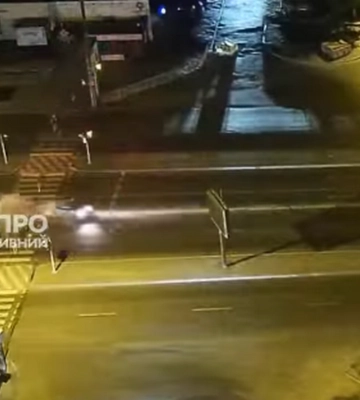 &quot;Mercedes&quot; перетворився на купу металу: у Дніпрі сталася серйозна ДТП (ВІДЕО)