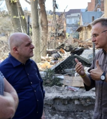 Уповноваженому уряду Польщі показали у Львові наслідки ракетного удару РФ