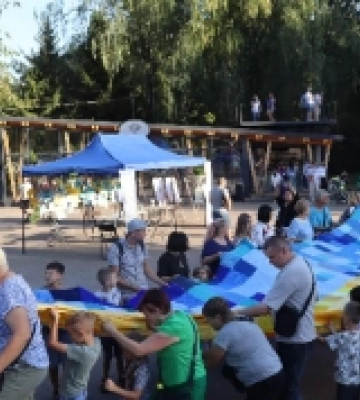 Увійде у книгу рекордів України: у Луцьку розгорнули найбільший в'язаний прапор